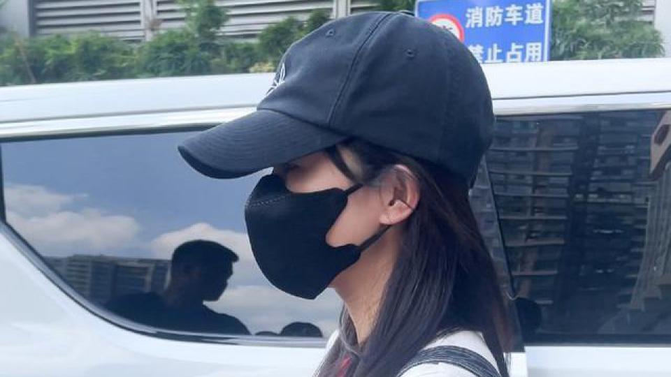 白鹿《北上》上班路透曝光 头戴鸭舌帽身穿背带裤