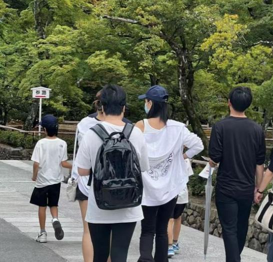 中国网友日本偶遇鹿晗关晓彤 小情侣穿着休闲低调恩爱