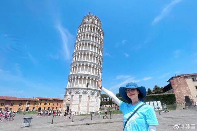 韩雪分享美照超养眼，与比萨斜塔互动俏皮可爱
