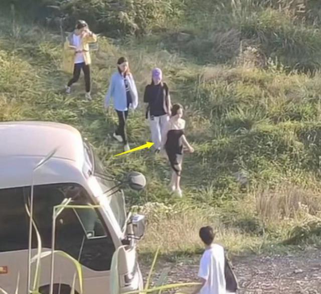 何超琼穿紧身黑礼裙在山上被偶遇 身材纤瘦状态佳