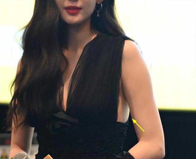 古力娜扎现身电影首映疑状态不佳 对女二态度敷衍