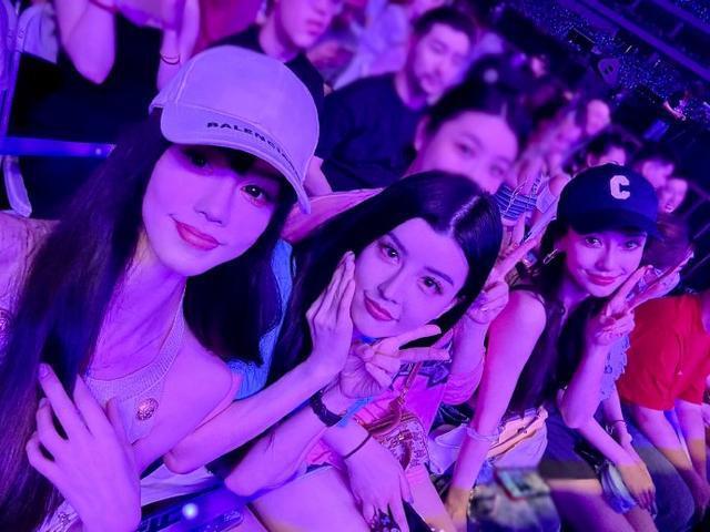 BY2晒照现身林俊杰演唱会 baby惊喜同框俏皮比耶