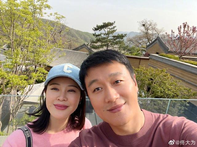 佟大为庆祝与关悦领证16周年 晒手绘情侣T恤甜蜜恩爱