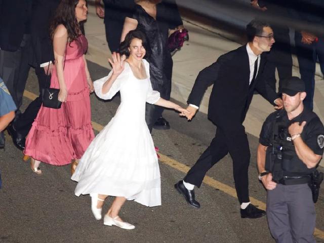 玛格丽特库里和Jack婚礼照曝光 白色礼服美丽动人