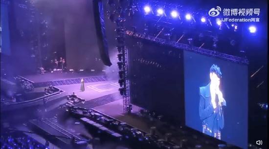 林俊杰回应上海演唱会被激光笔照眼 只会不惧怕