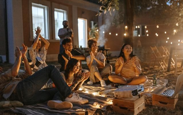 花费超10万、下单300多次，找女生“扮男友”为什么火了？