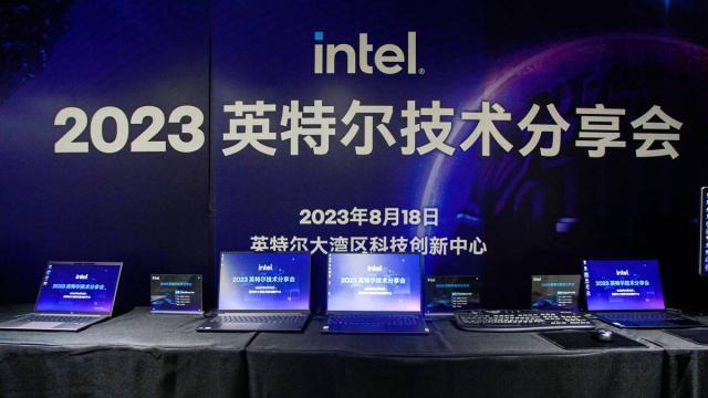 在轻薄本上跑 Stable Diffusion 和端侧大模型？英特尔说没问题