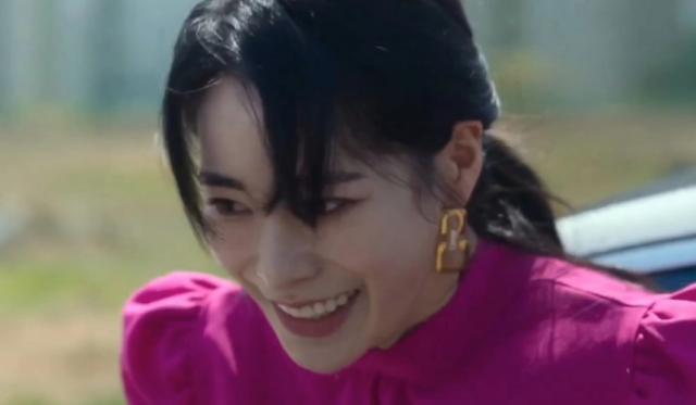 29岁一脱成名，这疯批美人终于火了