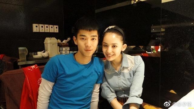 多年好友变恋人？古力娜扎被拍到与秦亦铭一同乘车回家，工作室回应