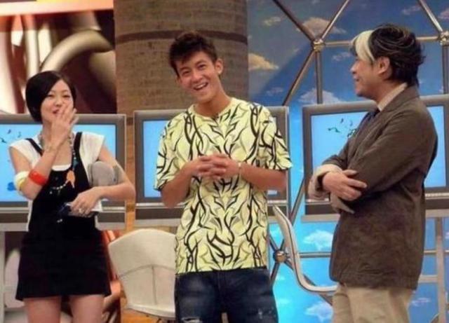 陈冠希彻底放飞自我，绑蝴蝶结穿绣花鞋，女儿越来越像妈