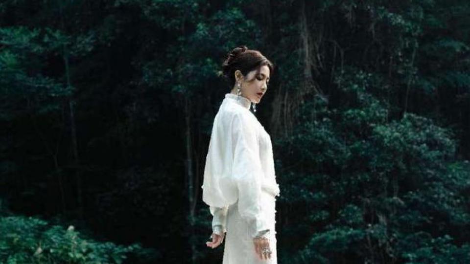 曾黎微博晒七夕白衣仙女造型，网友：是仙女本人没错了