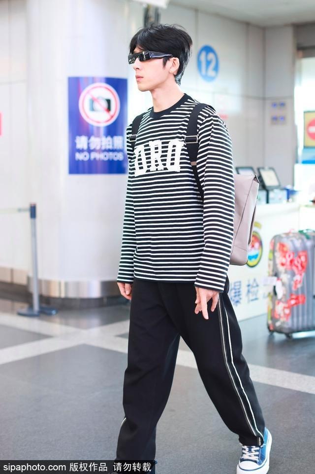 井柏然穿条纹T恤搭配黑色运动裤现身机场 简约显潮范