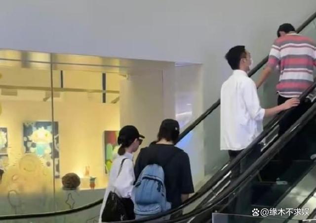 戚薇一家3口被偶遇，6岁Lucky暴风抽高，背2万包壕气不输王诗龄！