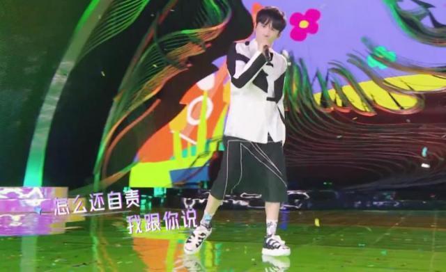 七夕晚会：周深压轴如精灵王子，张卫健宝刀未老，萨顶顶妆容好怪