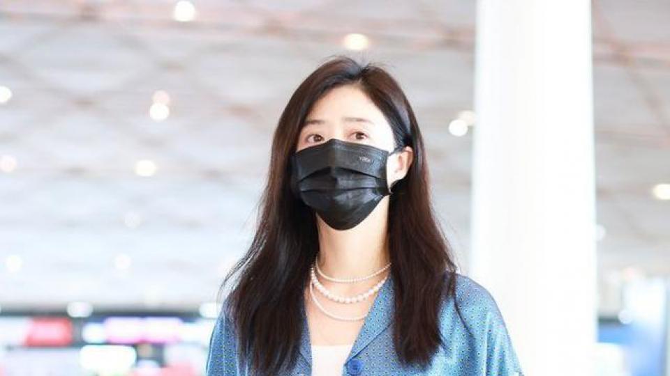 蒋欣戴珍珠项链穿蓝色衬衫现身机场 气质出众个性独特