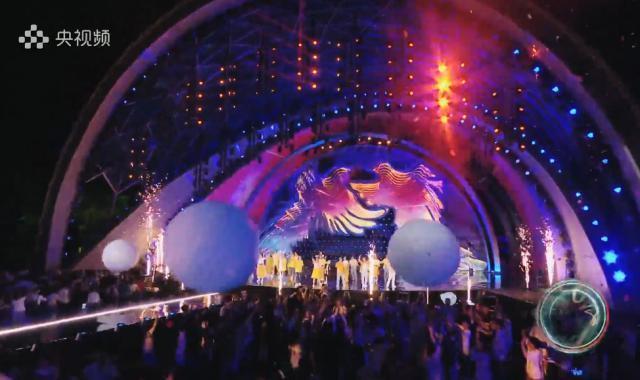 七夕这一夜，毛晓彤甜美似少女，陈都灵如美人鱼，曾黎端庄唱戏腔