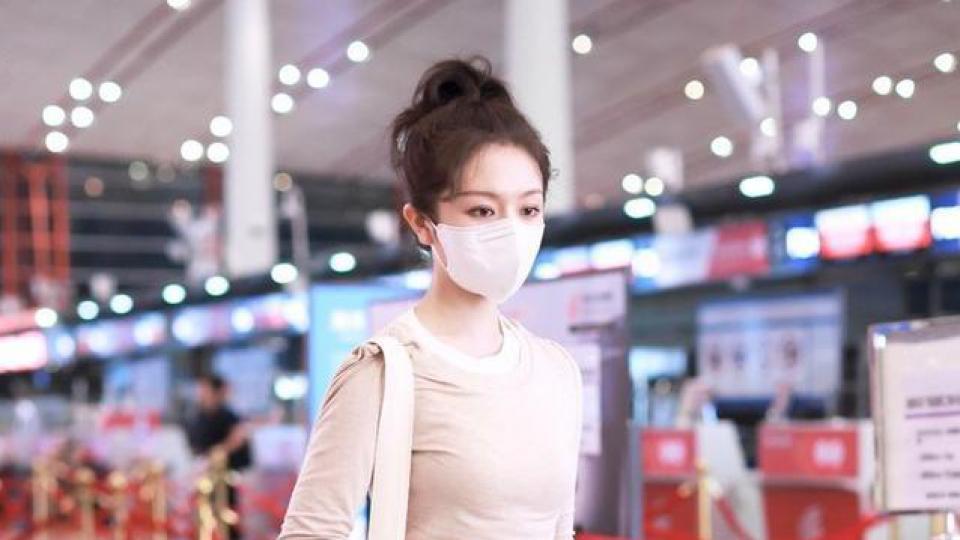 李兰迪穿亚麻色长袖T恤搭配长裤现身机场 简约又时尚