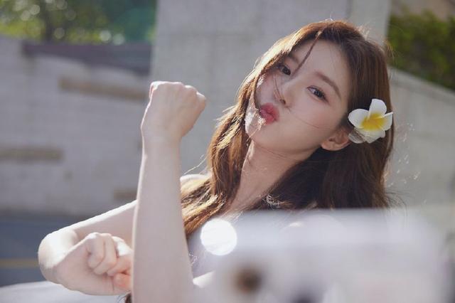 赵露思七夕库存美照氛围感十足 头戴鸡蛋花笑容温柔甜美