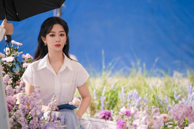 杨紫一身白衣置身花海 黑发散落肩头气质温婉邻家