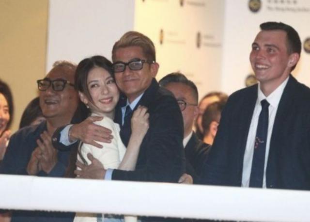 57岁郭富城与方媛现身安徽 拜见59岁岳父弯腰敬酒