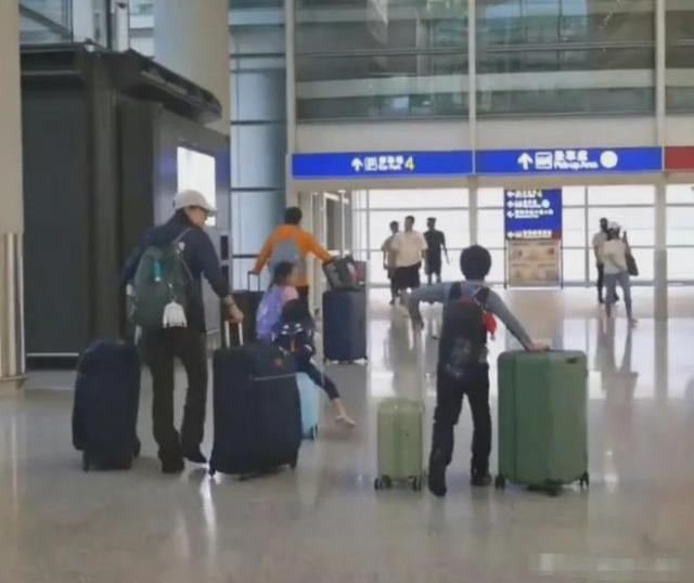 郭晶晶一家从英国返港！儿子拖2个大行李箱，严母风范尽显