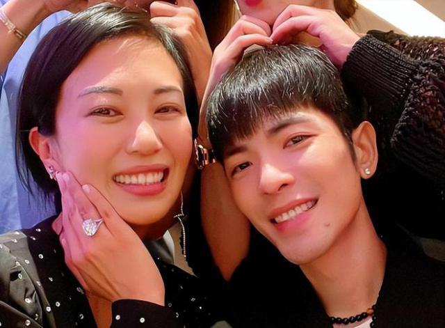 萧敬腾50岁未婚妻宣布不生娃，女强男弱太好磕！