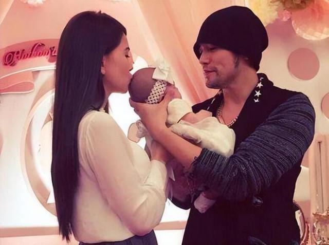 周杰伦秀幸福！晒昆凌带娃照，母女三人穿亲子装