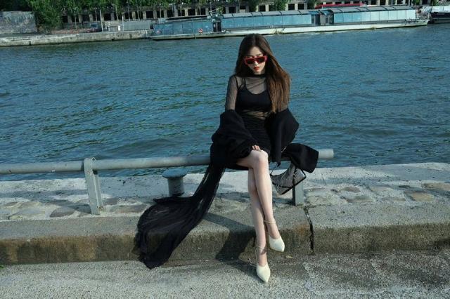 范丞丞虞书欣双人大片曝光 虞书欣透视连衣裙秀美腿