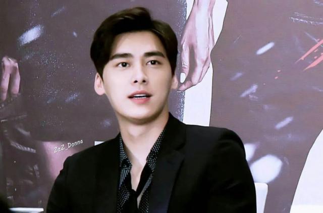 李易峰消失后现身四川老家寺庙，打扮低调人消瘦，面相显憔悴