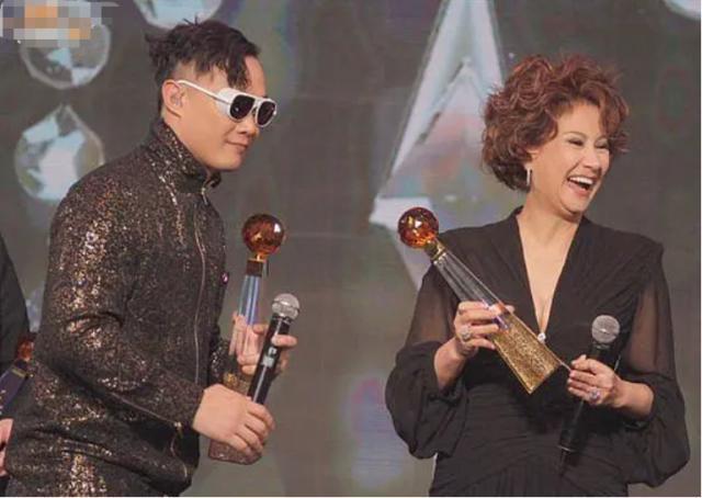 70岁甄妮好刚！连发18文痛骂好声音，点名谢霆锋王菲那英是资本商