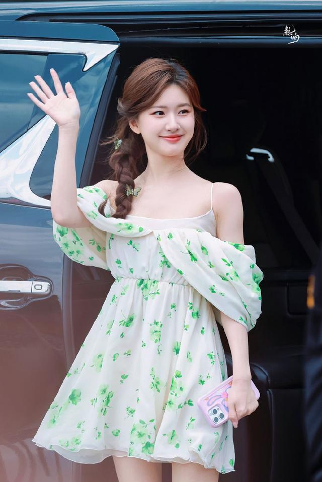 赵露思穿绿色碎花吊带裙 仙气飘飘甜美可人