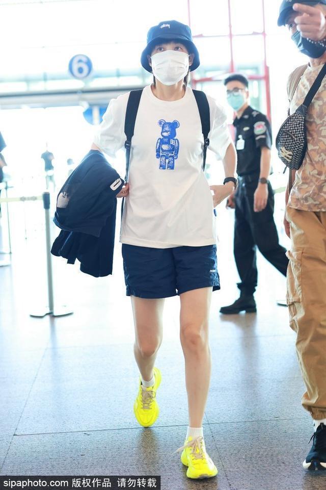 李宇春穿白色T恤现身机场 舒适惬意活力十足