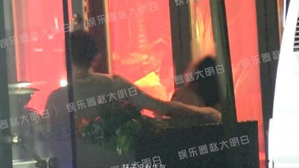 买超酒吧与好友续摊 搂长发美女肩膀动作亲昵