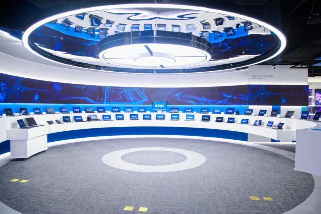 轻薄本也能运行大语言模型，英特尔推动 PC 生成式 AI 落地