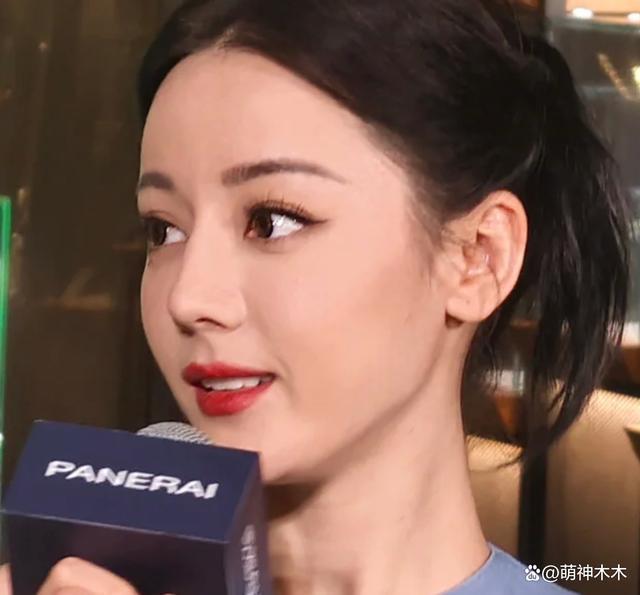 热巴出席活动状态引热议，万元套装像酒店前台，暴露真实身材