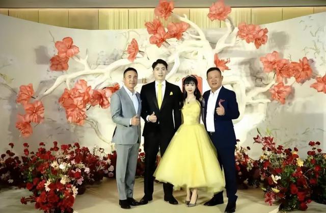 特步公主与七匹狼公子晒婚后生活，开普通车喝平价水接地气