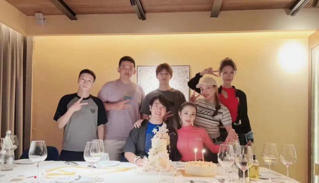 郎朗为老婆隆重庆生！吉娜穿透视装前凸后翘，紧搂老公显甜蜜