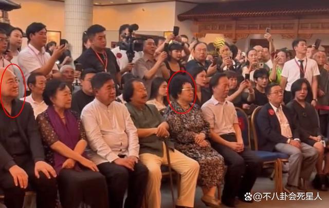 迟重瑞和陈丽华参加名人聚会靠边拍照，结婚多年地位依然卑微