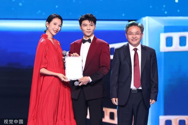 形象大使张晋蔡少芬夫妇亮相盛典 服装配色显夫妻恩爱