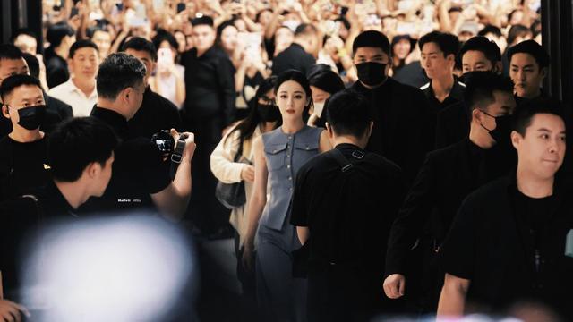 迪丽热巴神图美出圈 大明星人群中气质出众优雅动人