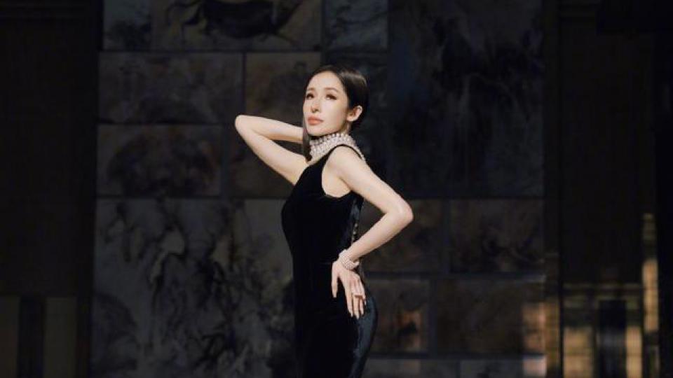 萧亚轩官宣签约华纳音乐 晒新歌MV造型穿黑裙高贵优雅