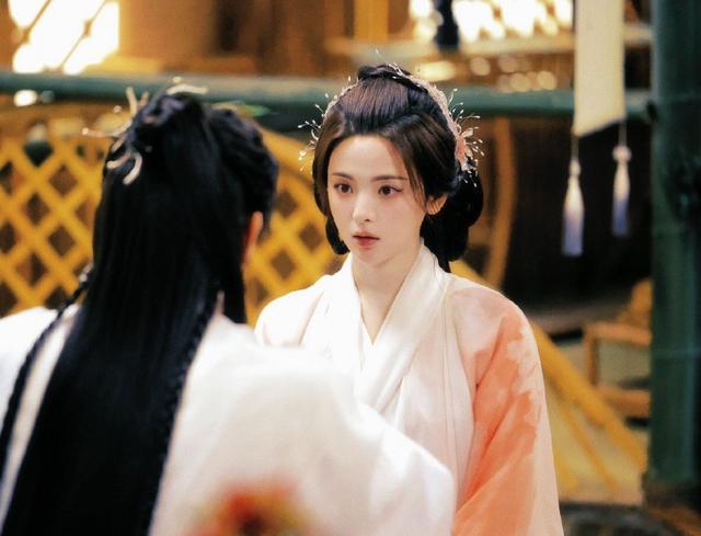 杨超越晒《七时吉祥》生图剧照 装造型温婉美貌动人