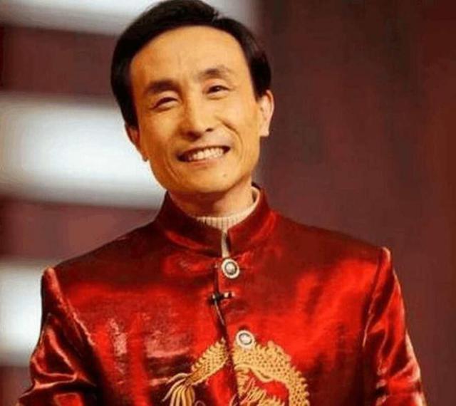 巩汉林一家六口豪宅吃大餐！送花给妻子好恩爱，儿媳美貌抢镜