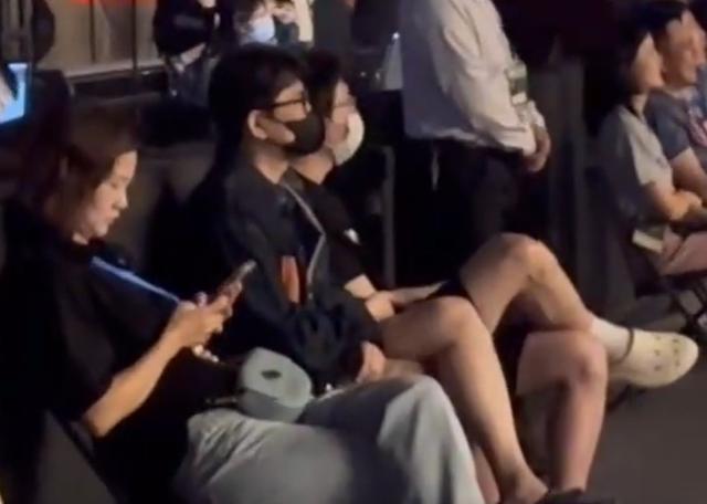 凭洞洞鞋认人！网友在李宗盛演唱会偶遇毛不易