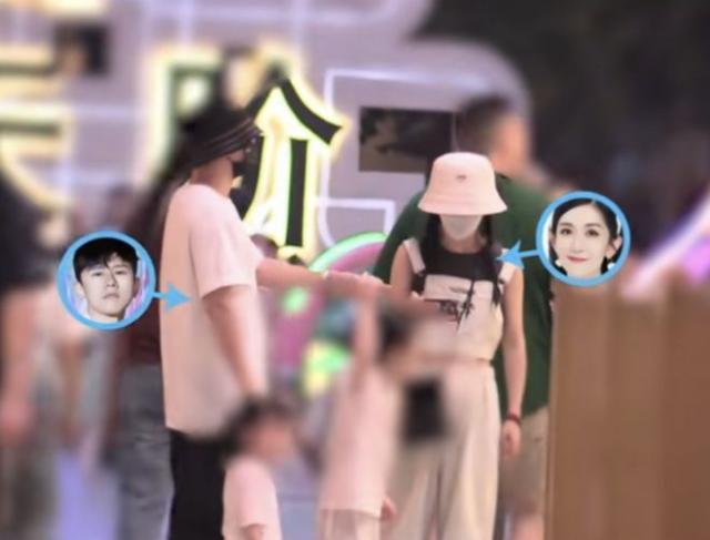 张杰谢娜带3个女儿游乐场玩耍，张杰单肩扛女儿，夫妻俩甜蜜