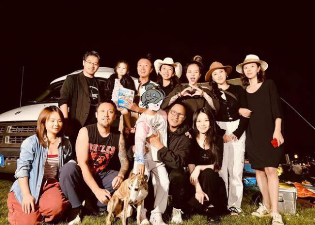 汪峰带女儿参加徒弟生日宴，8岁醒醒身高喜人，父女相处温馨