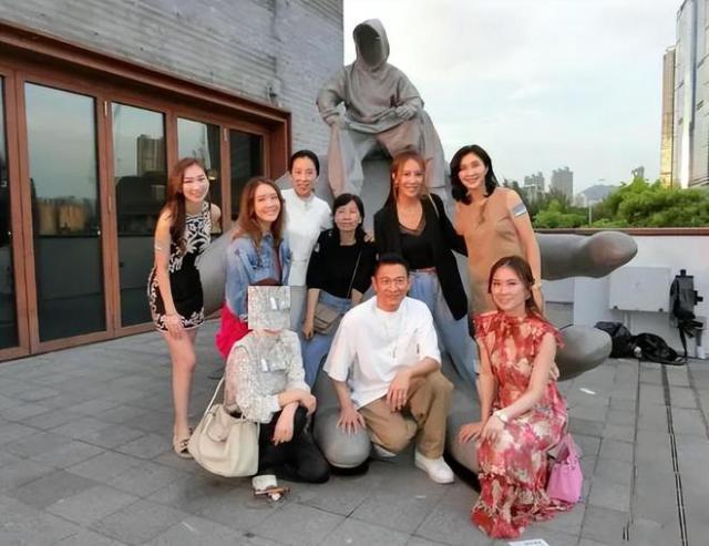 朱玲玲和梁安琪现身刘德华艺术展，11岁女儿刘向蕙的作品展出