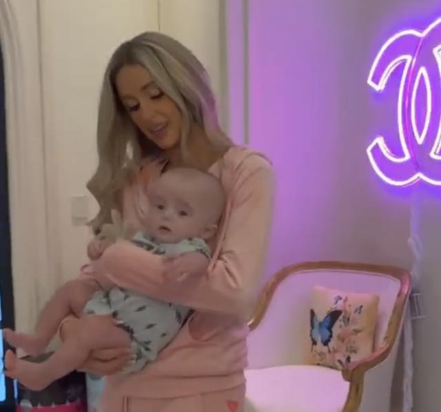 帕丽斯·希尔顿罕见晒娃，7个月宝宝额头巨大显怪异