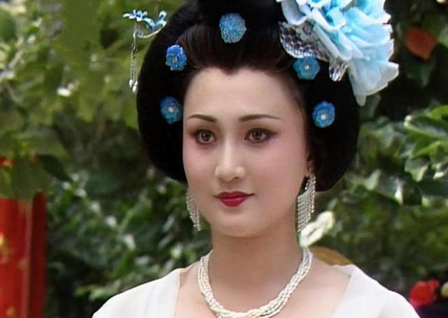 脸盘子像大饼就别演富贵美人了！驾驭得了簪花戴冠，才是真贵女