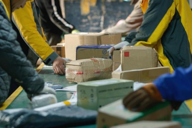 菜鸟下场做快递60天：快递小哥“卷”时效工作量骤增，站点月薪过万招人